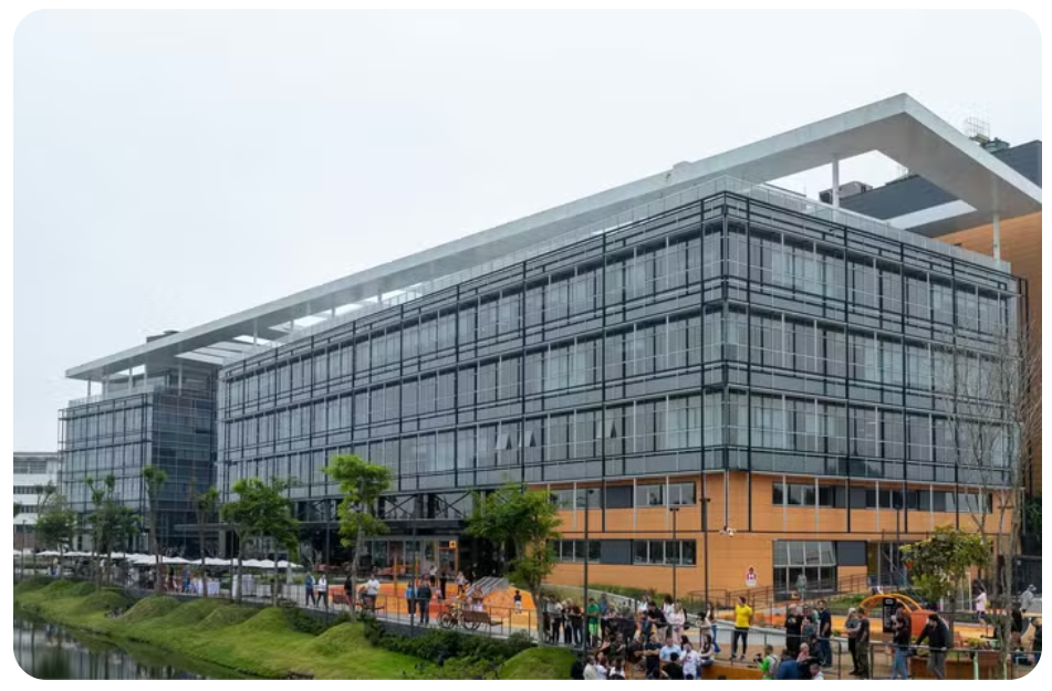 Glass-and-timber office building at Passeio Sapiens, Sapiens Parque, Florianópolis